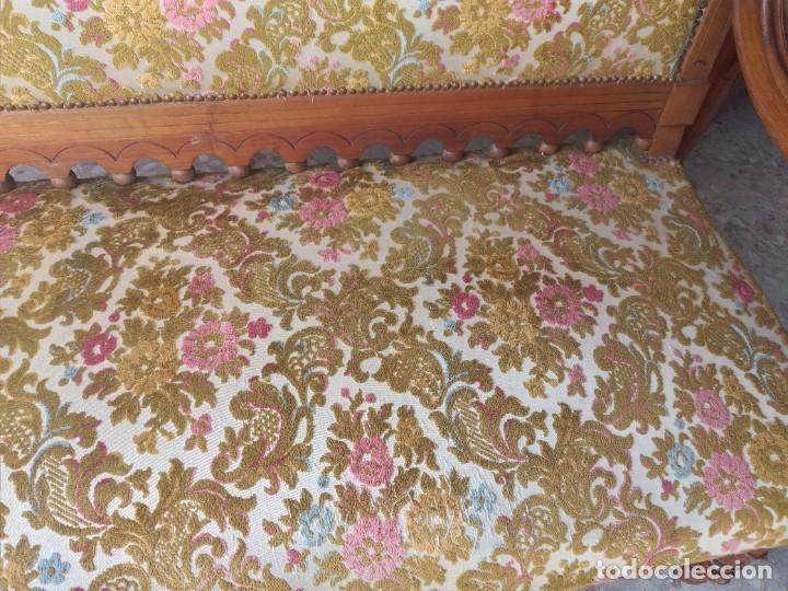 Antigüedades: Antiguo sofá eduardiano de madera noble con tapizado floral aterciopelado. - Foto 9 - 254581600
