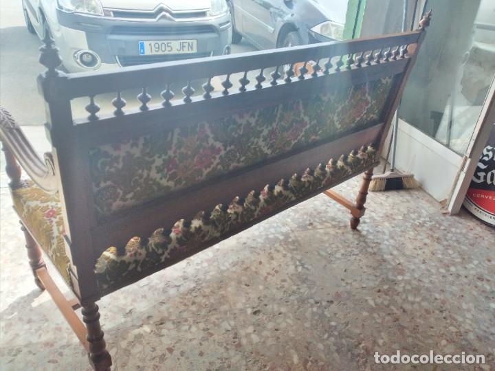 Antigüedades: Antiguo sofá eduardiano de madera noble con tapizado floral aterciopelado. - Foto 11 - 254581600