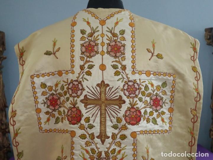 Antigüedades: Casulla y estola confeccionadas en seda bordada. Hacia 1900. - Foto 11 - 254631550