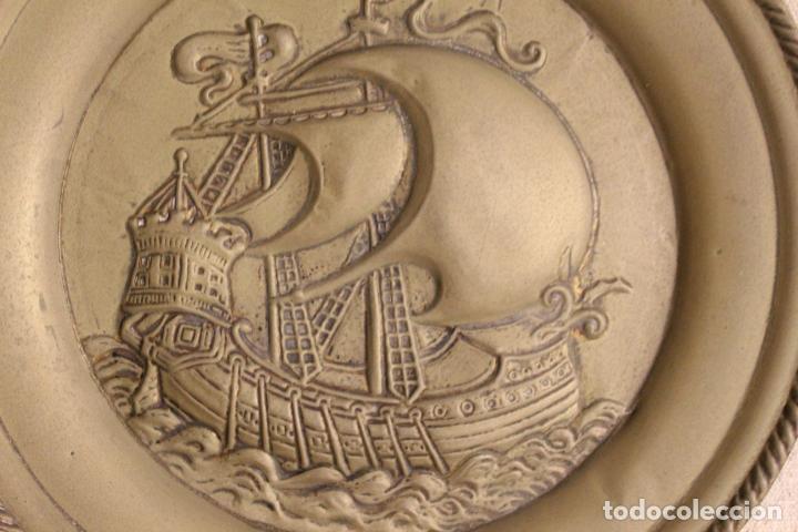 Antig&uuml;edades: Bandeja de lat&oacute;n repujado.Barco. - Foto 3