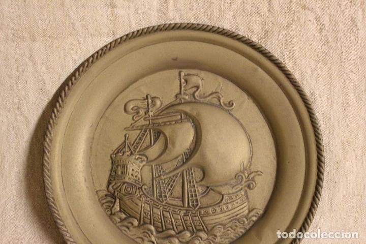 Antig&uuml;edades: Bandeja de lat&oacute;n repujado.Barco. - Foto 4