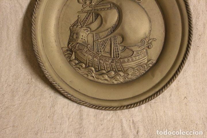 Antig&uuml;edades: Bandeja de lat&oacute;n repujado.Barco. - Foto 5
