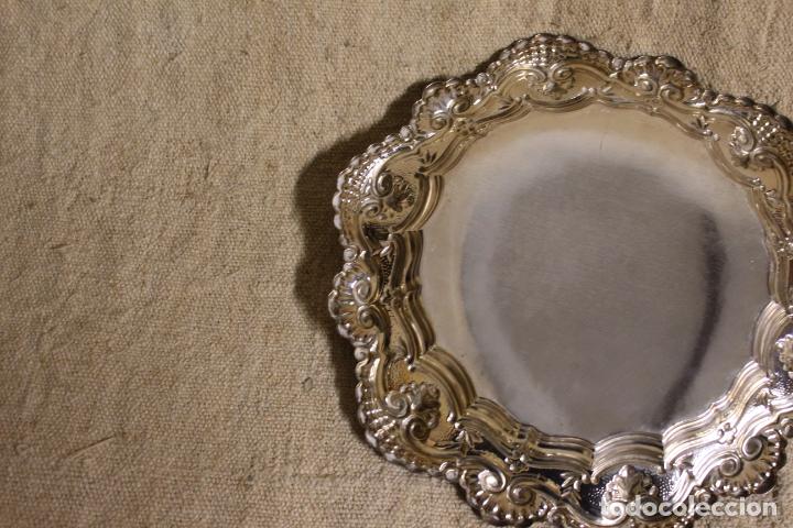 Antig&uuml;edades: bandeja de metal plateado - Foto 2