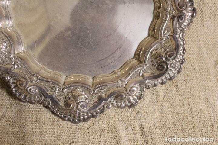Antig&uuml;edades: bandeja de metal plateado - Foto 9