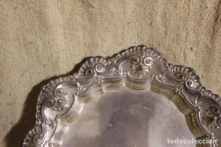 Antig&uuml;edades: bandeja de metal plateado - Foto 11