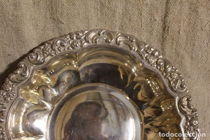 Antig&uuml;edades: bandeja de metal plateado - Foto 9