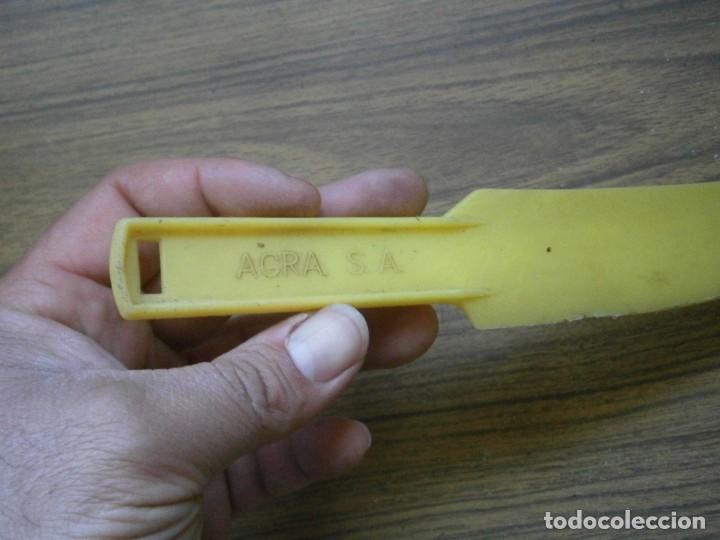 Antiques: ANTIGUO CUCHILLO DE PLASTICO DE TULIPAN A&Ntilde;OS 70/80. UNICO EN TC.
