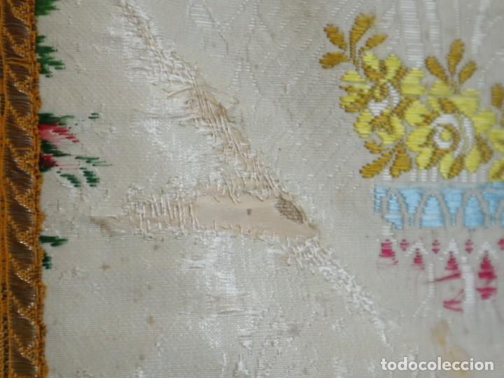 Antigüedades: Casulla del siglo XVIII confeccionada en espolines manuales combinados con bordado veneciano. - Foto 8 - 145856526
