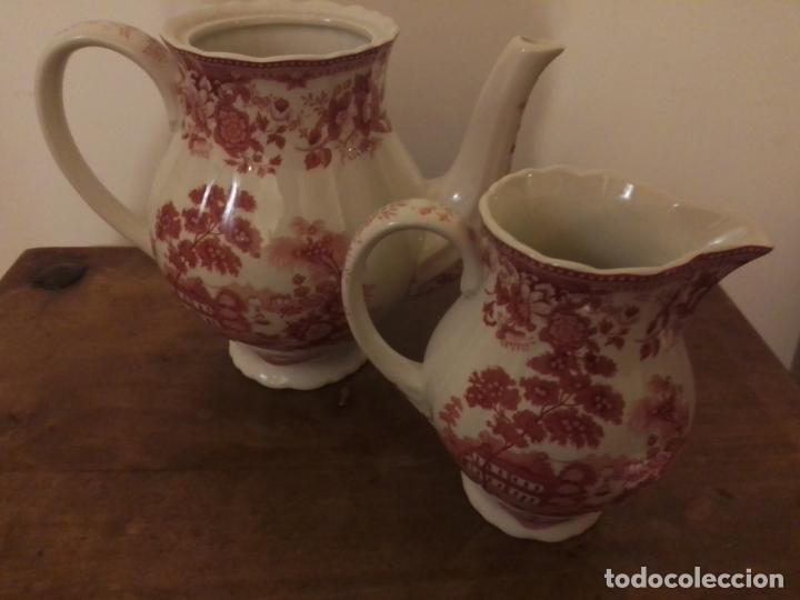 Antig&uuml;edades: San Claudio . Cafetera sin tapa y jarra lechera . Empire Rosa .Ambas tienen faltas .