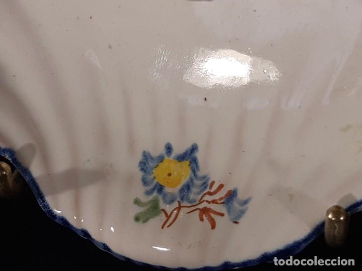 Antigüedades: Mancerina de cerámica. Policromada. Serie florecita. Firmada. Alcora. Siglo XVIII. - Foto 7 - 255428050