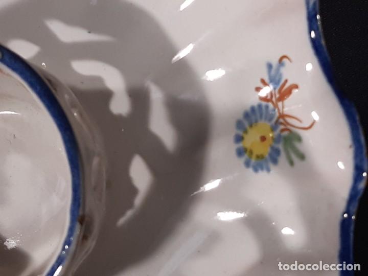 Antigüedades: Mancerina de cerámica. Policromada. Serie florecita. Firmada. Alcora. Siglo XVIII. - Foto 9 - 255428050