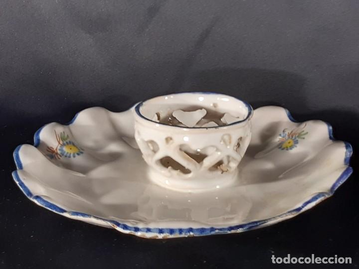 Antigüedades: Mancerina de cerámica. Policromada. Serie florecita. Firmada. Alcora. Siglo XVIII. - Foto 10 - 255428050