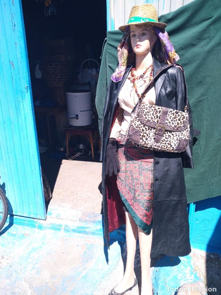 Antig&uuml;edades: chqueta larga de cuero de mujer - Foto 3