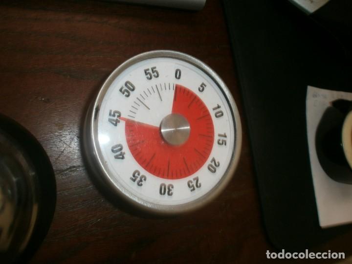 Antig&uuml;edades: Antiguo reloj manual timbre 60 minutos redondo medida 8 X 3 cm. funciona