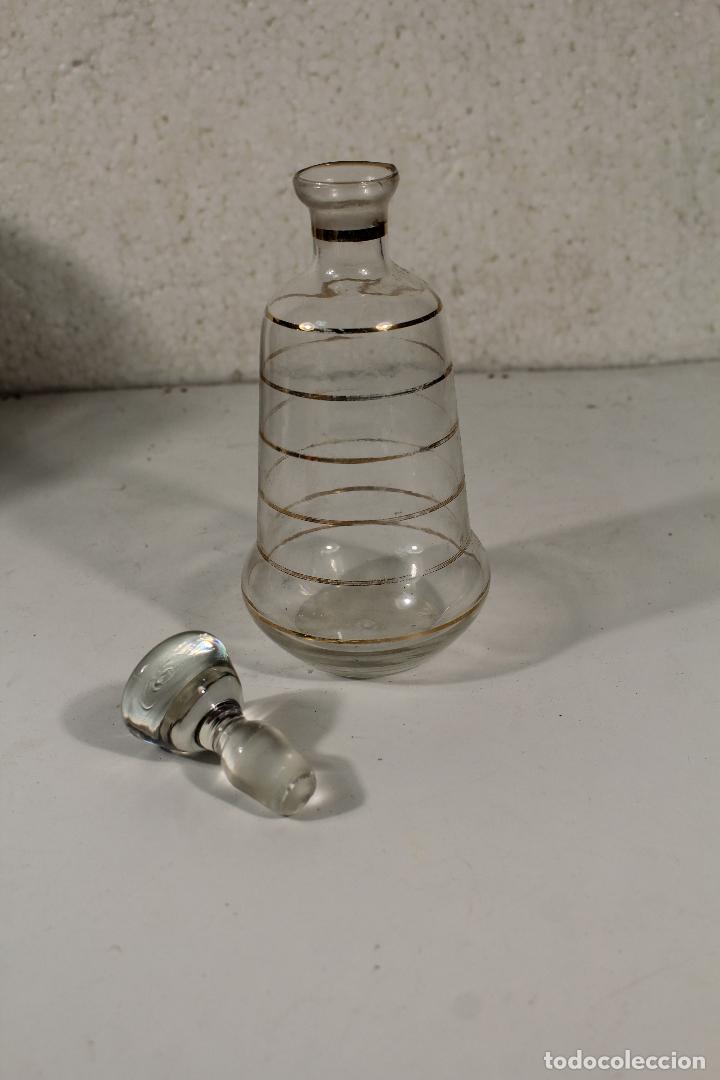Antig&uuml;edades: antigua botella licorera de cristal - Foto 2