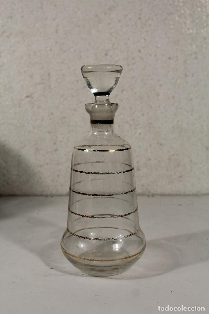 Antig&uuml;edades: antigua botella licorera de cristal - Foto 1
