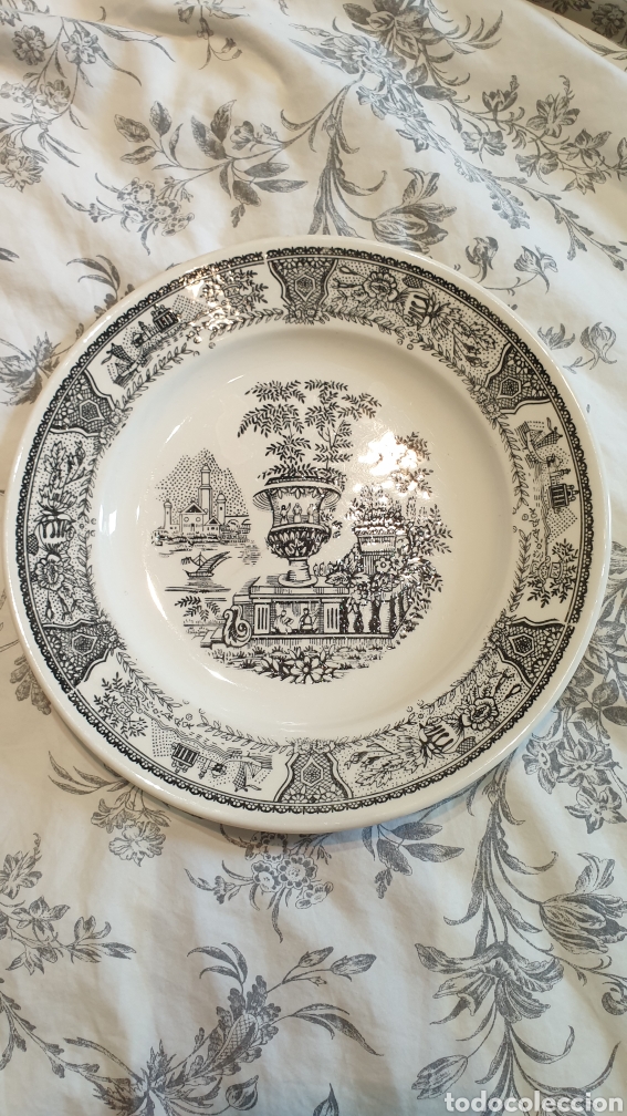 Antig&uuml;edades: Antiguo plato llano de ceramica Gil Vargas Segovia decorado en negro