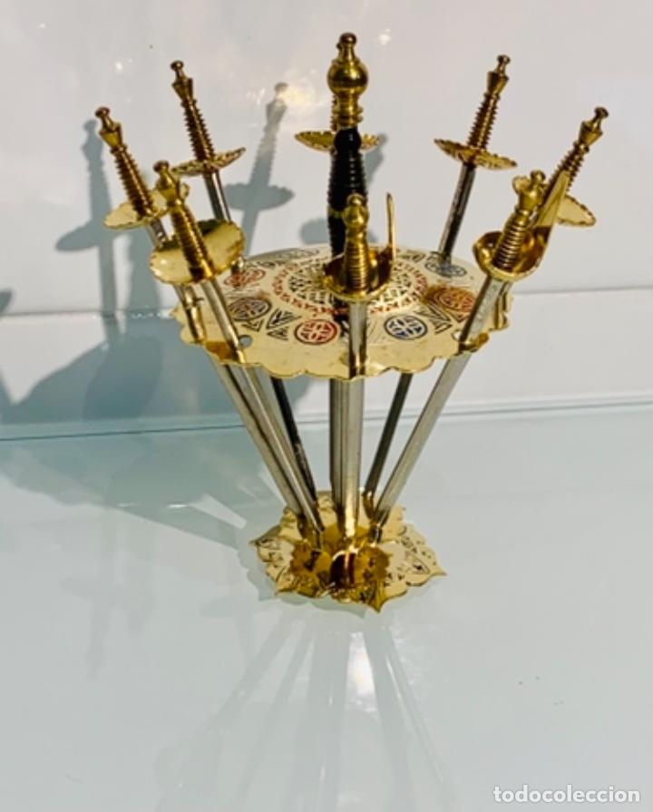 Antig&uuml;edades: Palillero 8 Espadas de Toledo. Damasquinados, Bronce y acero. Sellados.