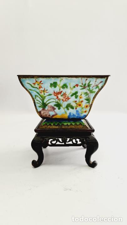 Antig&uuml;edades: Un cuenco con base de madera. Cobre cloisonn&eacute; XIX/XX