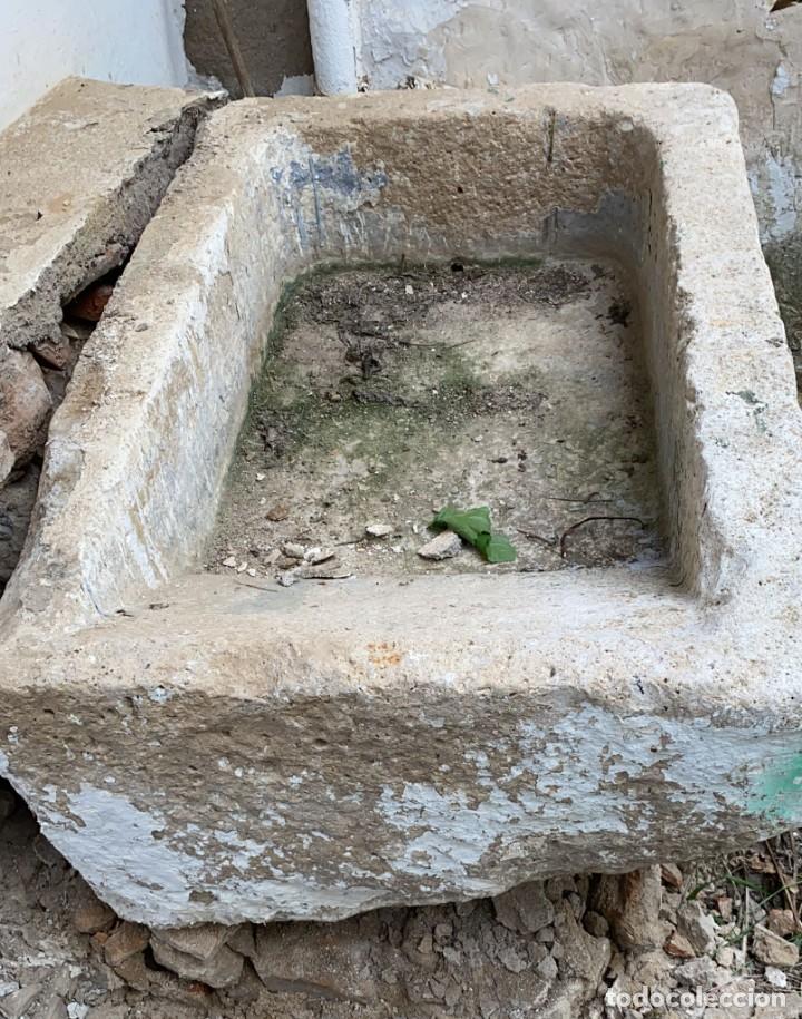 Pila de lavar antigua en piedra- –