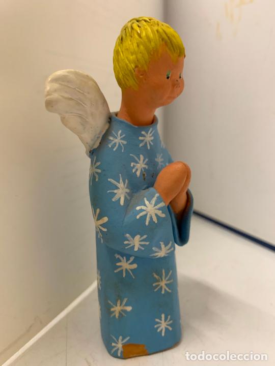 Antiquit&auml;ten: Gracioso angel en terracota. Mide unos 11 cms de altura