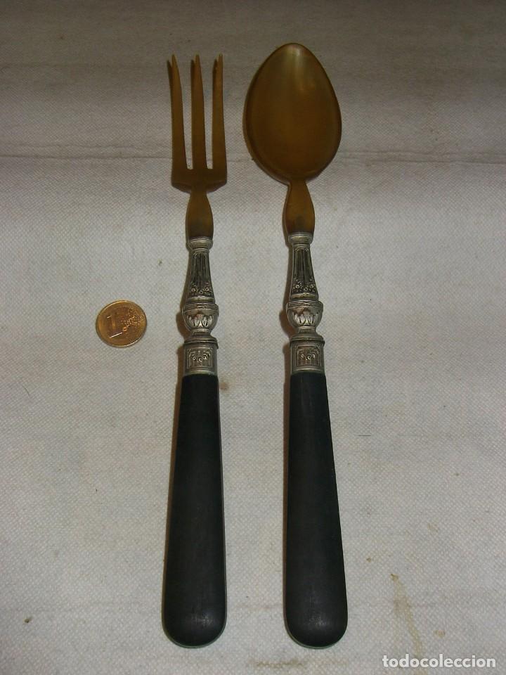 Antiques: Tenedor y cuchara para servir ensaladas, en asta, plata y &eacute;bano, 28 cm., del XIX: