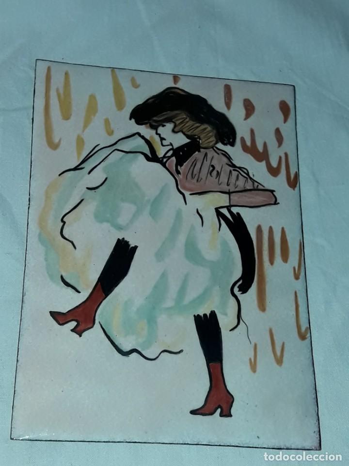 Antiques: Bella placa esmalte vidriado al fuego sobre metal mujer bailando
