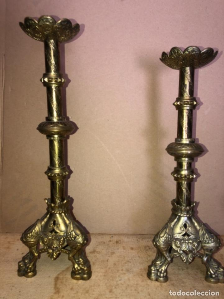 Antig&uuml;edades: PAREJA DE CANDELEROS ,BRONCE - Foto 1