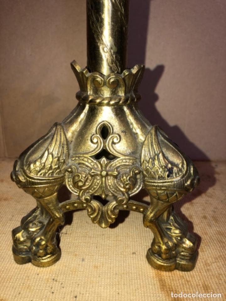 Antig&uuml;edades: PAREJA DE CANDELEROS ,BRONCE - Foto 2