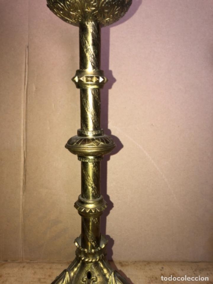 Antig&uuml;edades: PAREJA DE CANDELEROS ,BRONCE - Foto 3