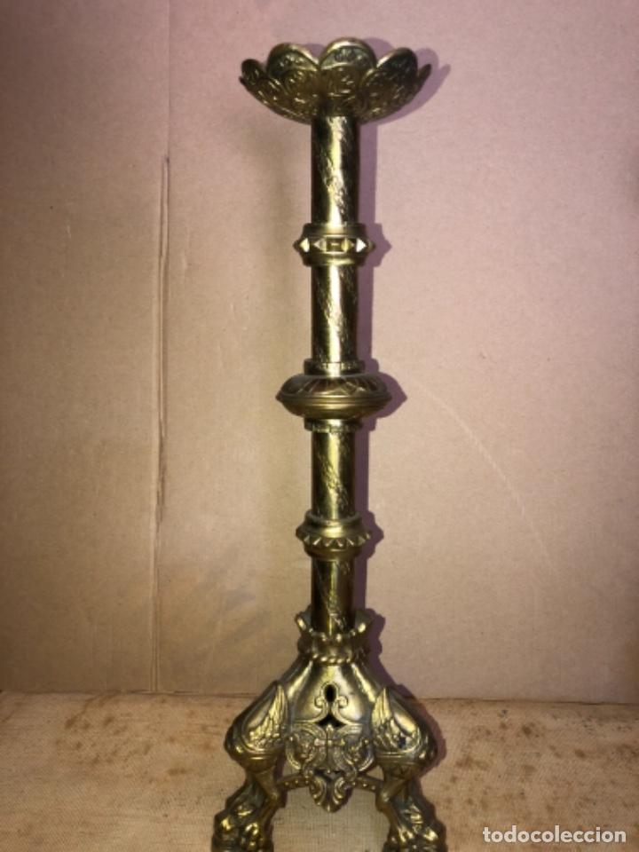 Antig&uuml;edades: PAREJA DE CANDELEROS ,BRONCE - Foto 4