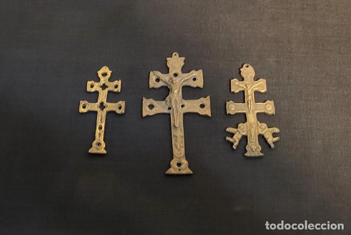 Antig&uuml;edades: LOTE DE TRES CRUCES CARAVACA EN BRONCE - Foto 2