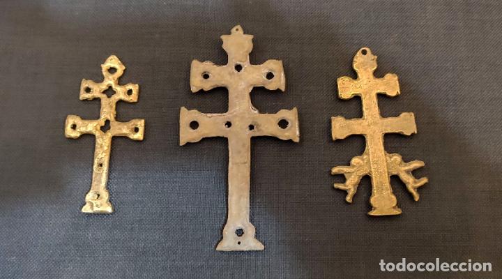 Antig&uuml;edades: LOTE DE TRES CRUCES CARAVACA EN BRONCE - Foto 3