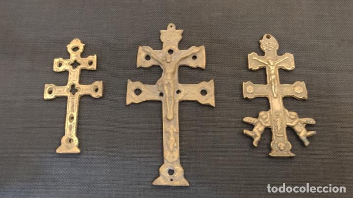 Antig&uuml;edades: LOTE DE TRES CRUCES CARAVACA EN BRONCE - Foto 1