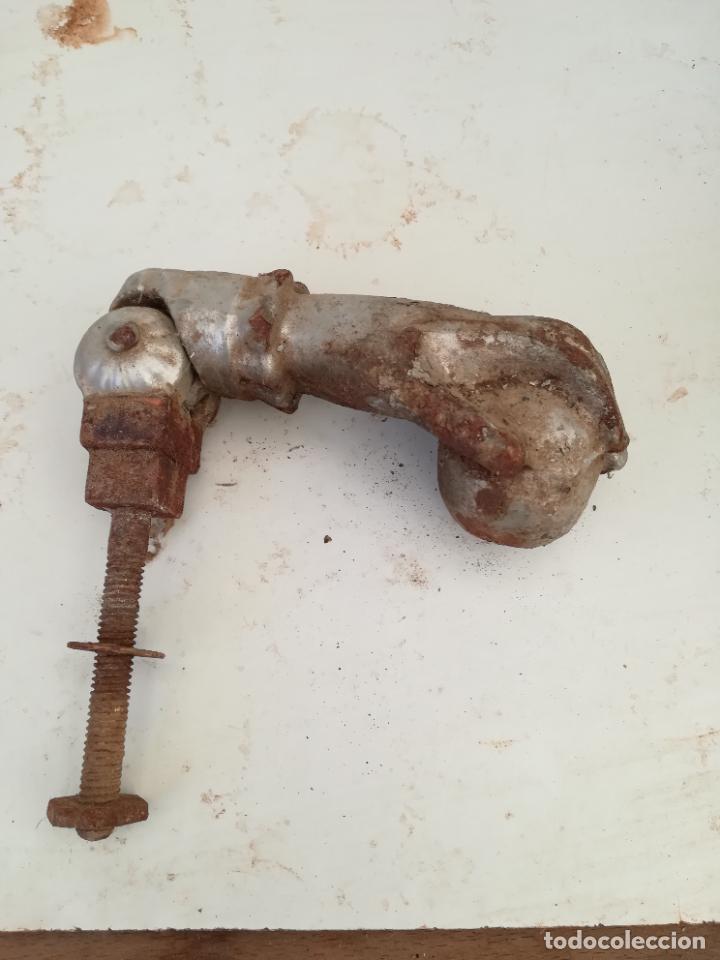 Oggetti Antichi: Antiguo llamador de puerta en hierro fundido