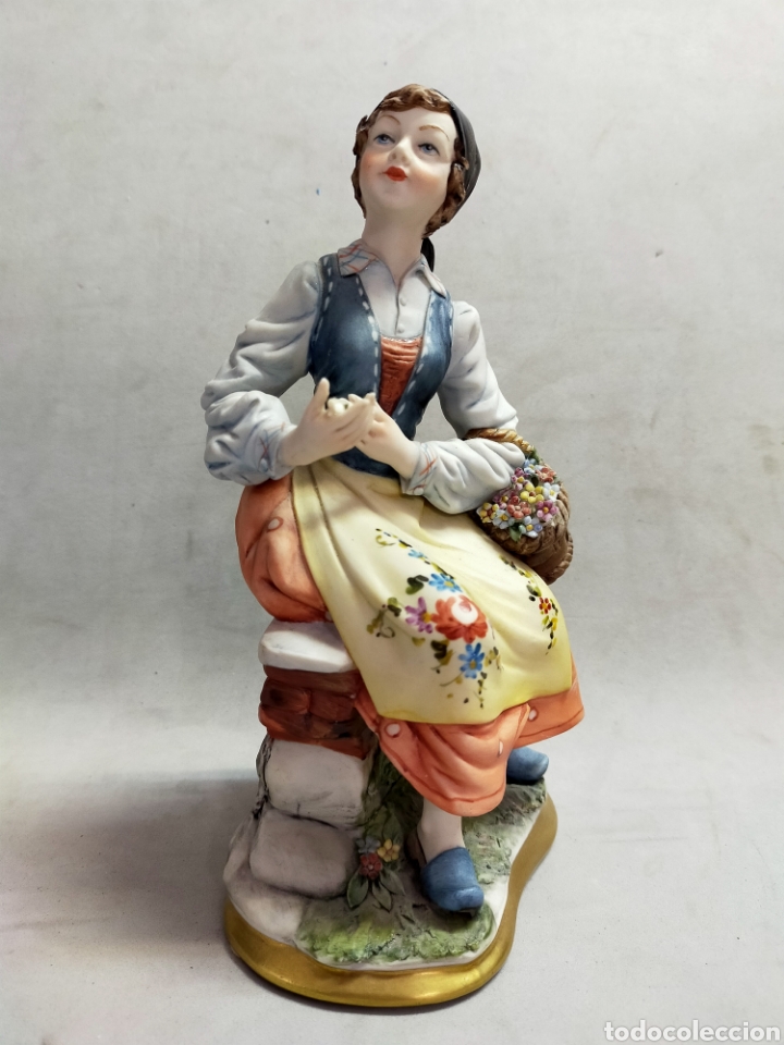 Antiques: FIGURA DE PORCELANA ITALIANA CAPODIMONTE, MADE IN ITALY, N CORONADA EN LA BASE, 18 CM DE ALTURA.