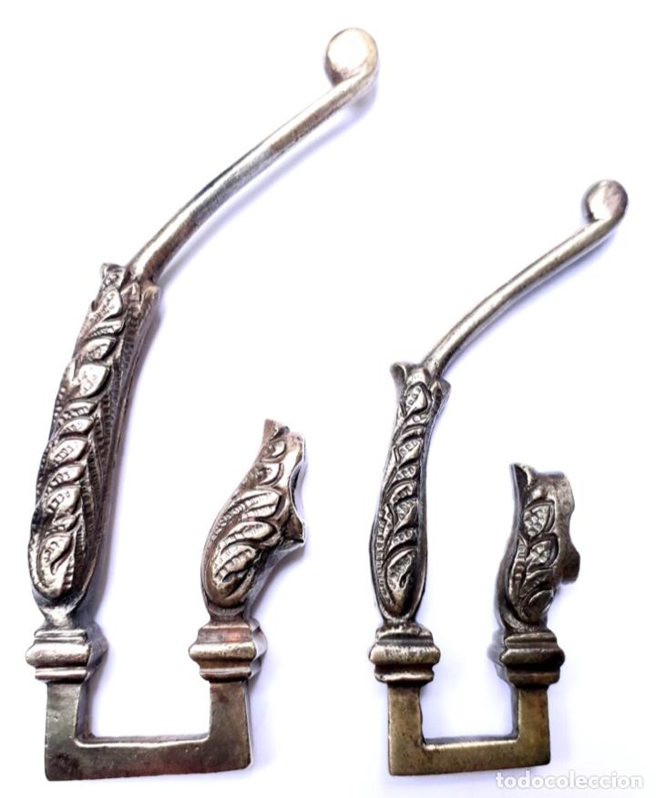 Antig&uuml;edades: Dos herrajes embellecedores para mueble de bronce fundido a la cera perdida