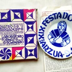 Antigüedades: PLATITO CON SU CAJA DE LA XIX FESTA DO QUEIXO - ARZÚA - 1994. Lote 258014250