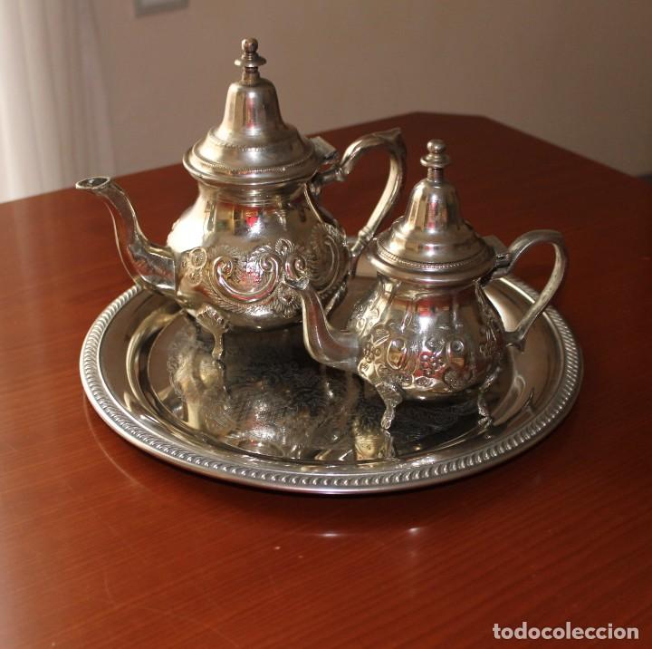 Antig&uuml;edades: DOS TETERAS ARABES Y UNA BANDEJA , - Foto 2