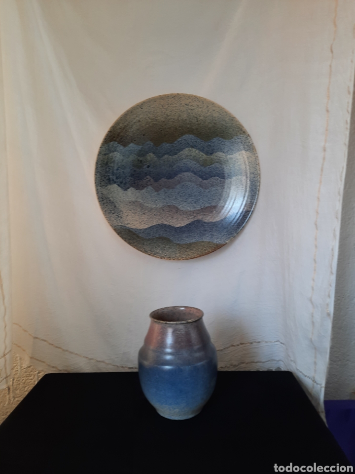 Antiquit&eacute;s: Plato y jarr&oacute;n a juego ceramica pintada a mano.