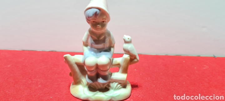 Antiquit&eacute;s: Preciosa figura de porcelana de un ni&ntilde;o y un p&aacute;jaro.
