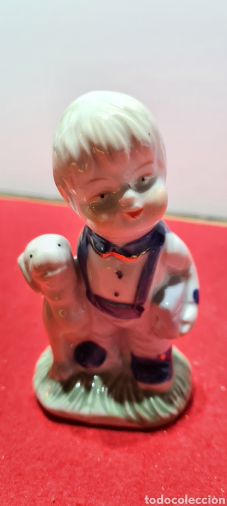 Antiguidades: Divertida y bonita figura de ni&ntilde;o con perro y libro.