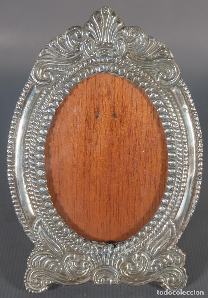 Antig&uuml;edades: Marco de madera con aplicaci&oacute;n en plata - Foto 1