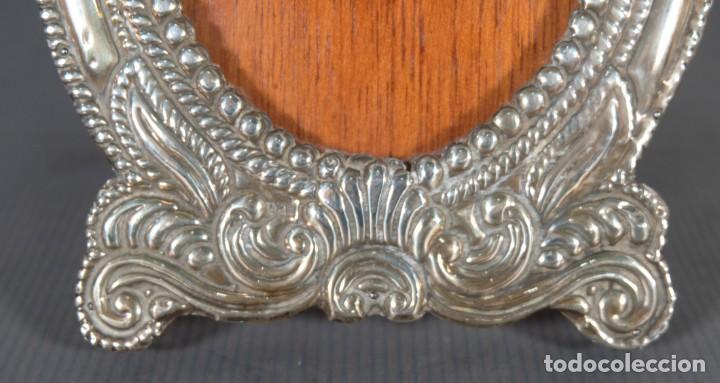 Antig&uuml;edades: Marco de madera con aplicaci&oacute;n en plata - Foto 2