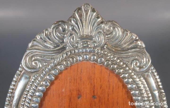 Antig&uuml;edades: Marco de madera con aplicaci&oacute;n en plata - Foto 3