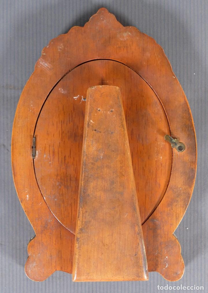 Antig&uuml;edades: Marco de madera con aplicaci&oacute;n en plata - Foto 5