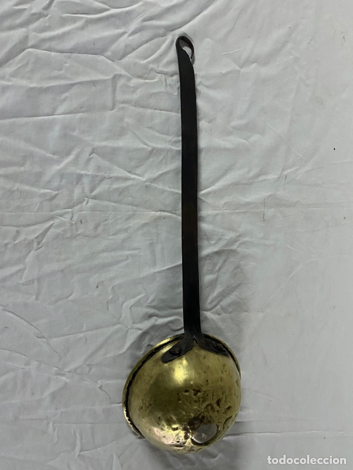 Antig&uuml;edades: Antiguo cucharon de laton y hierro. - Foto 2