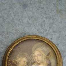 Antigüedades: PORTAFOTOS ANTIGUO DE CHAPA DORADO CON FOTO DE LA VIRGEN MARIA Y EL NIÑO JESUS DE 4 CMS. DIAMETRO