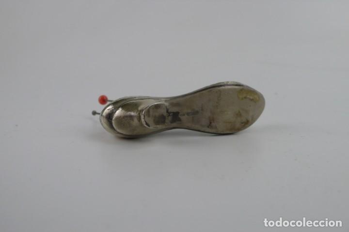Antigüedades: Antiguo alfiletero - forma de bota o zapato - fuerte baño de plata - Principios S.XX - Foto 5 - 259002260