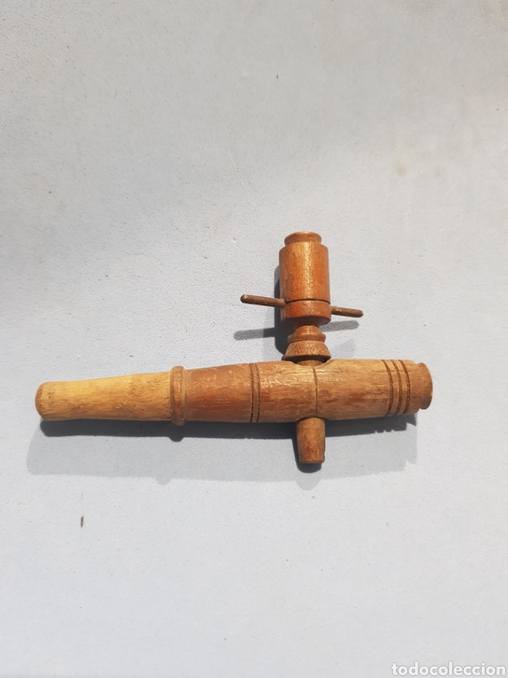 Antig&uuml;edades: Grifo de madera peque&ntilde;o - Foto 1